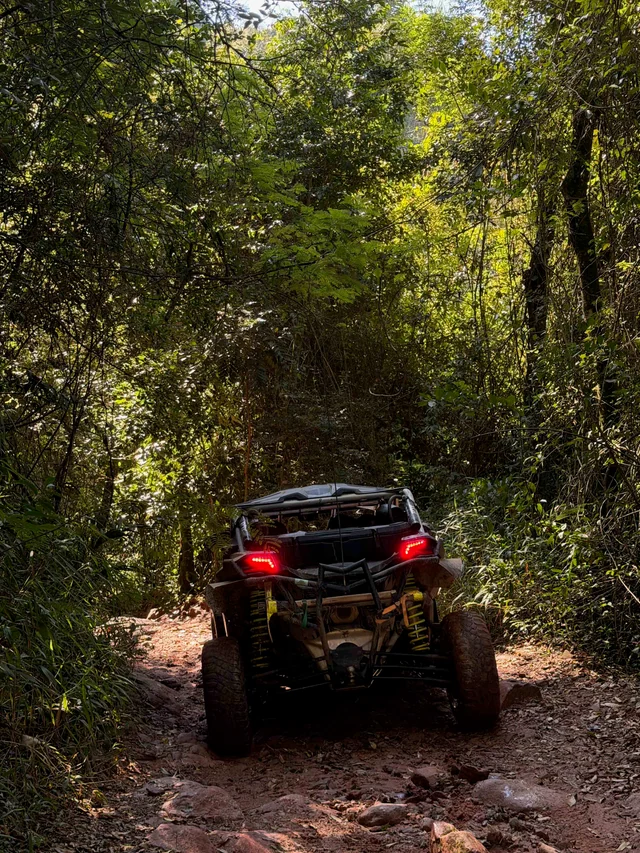 UTV percorrendo trilha cercada pela Mata Atlântica.