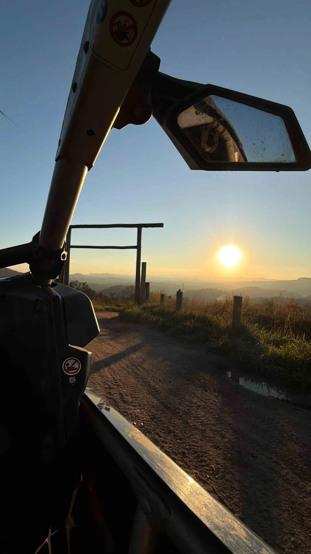 Pôr do sol visto pela estrutura lateral de um UTV.