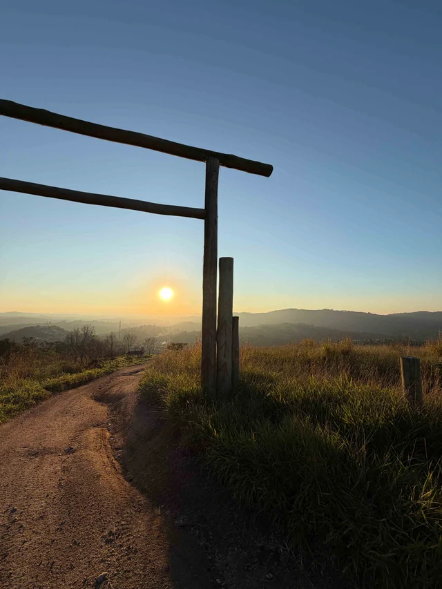 Trilha com vista para as montanhas ao entardecer.