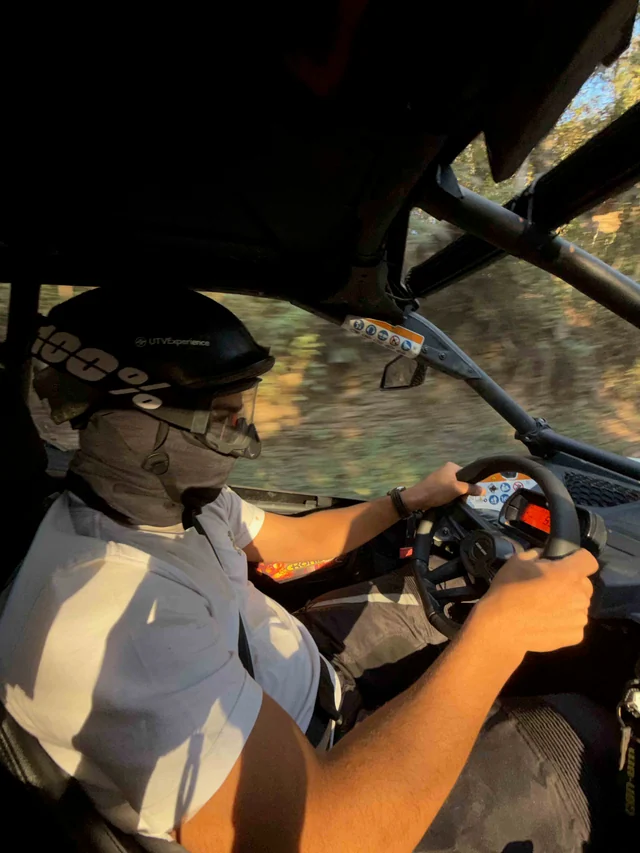 Participante conduzindo um UTV em trecho de trilha.