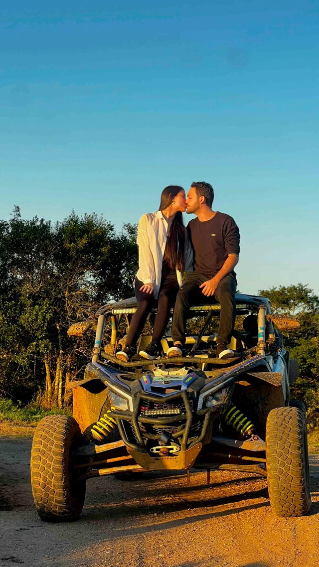 Casal sobre um UTV em momento de celebração.